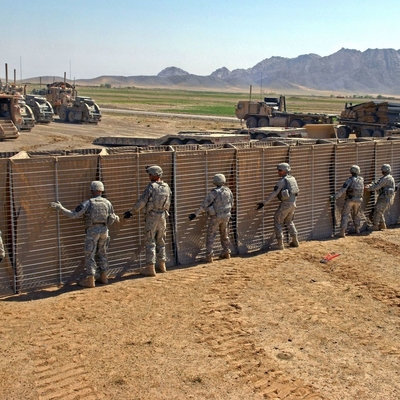 セキュリティ 保護 のために 変形 された 軍用 壁
