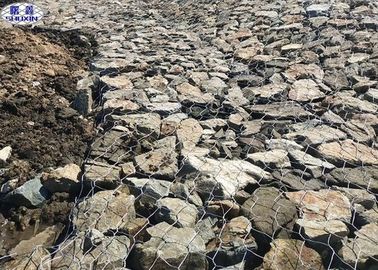 洪水制御の川の閉鎖のための石によって満たされるGabionsの強い保護
