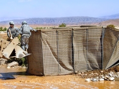 コラがあなたを連れて行く 防護壁のワークショップを訪問