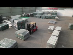 防護壁はコンテナで輸送されます