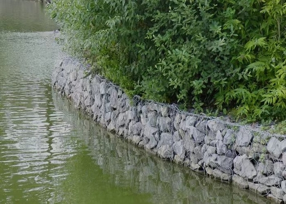 斜面保護とサポートのための石箱