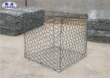 プラスチック上塗を施してあるGabionの壁のおり/六角形の石はGabionのおりを満たしました