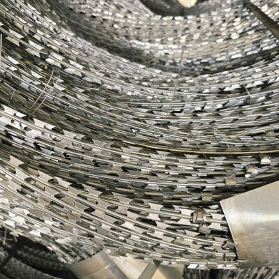 中国の高セキュリティかみそり有刺鉄線サプライヤー 過酷な環境セキュリティ ソリューション用かみそり有刺鉄線フェンス ワイヤー