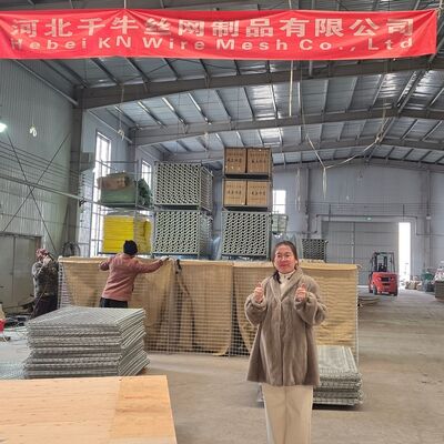 耐久性のある材料と耐腐蝕性のある仕上げで,洪水対策のために設計された強力な防御壁