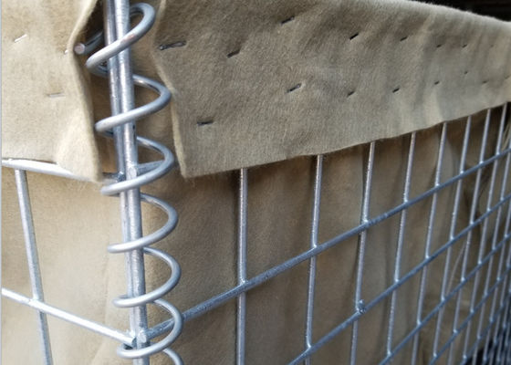 電流を通された鋼線のHescoの塀の要塞の軍の障壁300gsmのGeotextile