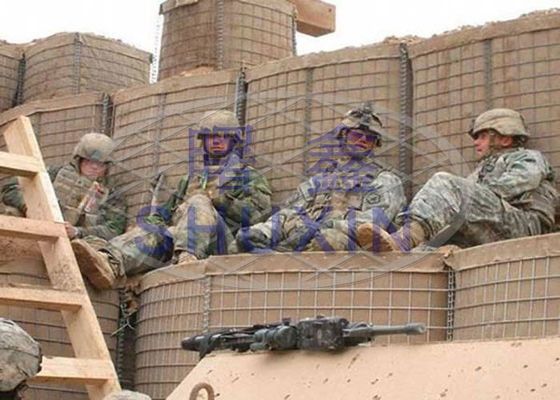 Mil10を満たす重い電流を通された軍の障壁の鉄の金網の砂
