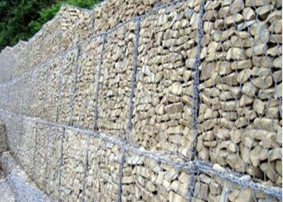 ポリ塩化ビニールは六角形の石によって満たされたGabions Rockfallの保護網に塗った