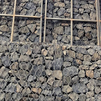 2m x 1m x 1mの標準は鋼鉄石のおりの擁壁のための六角形の金網に電流を通した